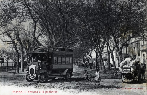 Bus passengers arriving in the town of Roses (Alt Empordà), postcard from the 1910s.
