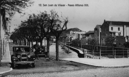 Cars parked on the Alphonse XIII walk in San Juan de Vilasar (Maresme), postcards from the 1920s.