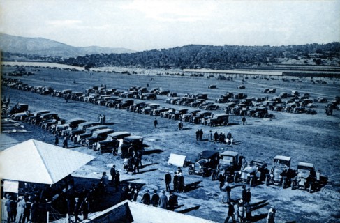 Parking of vehicles on the Autódromo Nacional de Terramar in Sitges, 1922.