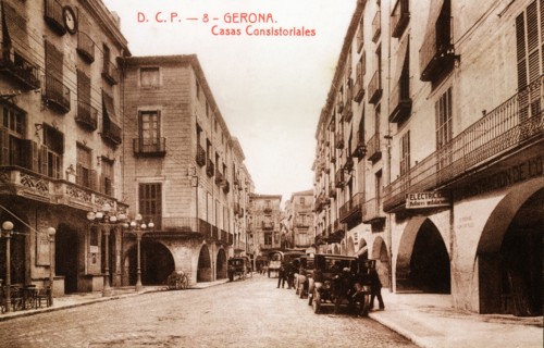 Public vehicles parked on Vi Square, in front of the town hall in Girona, in a postcard from the ?