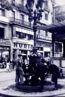 The fountain of Canaletas at the beginning of Las Ramblas, behind the iconic restaurants Canaleta?