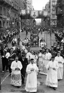 Procession through the Via Layetana in Barcelona on the feast of Corpus Christi, the custody unde?