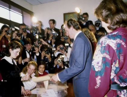 The King Juan Carlos I voting in the referendum on the accession of Spain to OTAN in 1986.