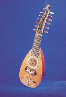 Mandolin of 17th century, transition between lute and mandolin.