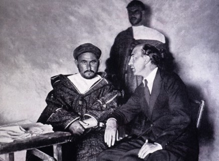 Abd-el-Krim (1882-1963) with the journalist Luis Oteyza in August 1922, organized the Rif uprisin?