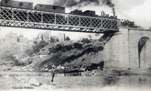 Train crossing the bridge over the Sil river passing through Ponferrada, postcard 1910s.