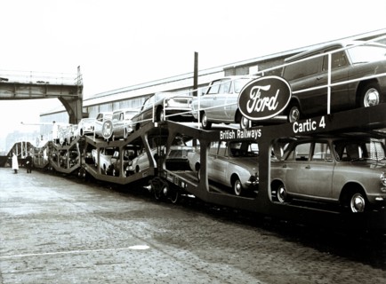 Group of engineers, engine drivers and members of the Company, with the train engine that made th?