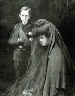 Manuel II (1889-1932), Last King of Portugal with his mother Queen Amelia, photo in the 'Ilustrac?