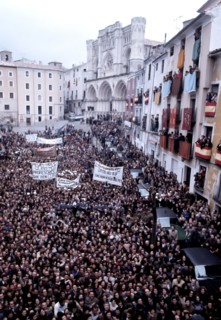Crowd in a square during the visit of King Juan Carlos I and Sofia to Cuenca in February 1977.