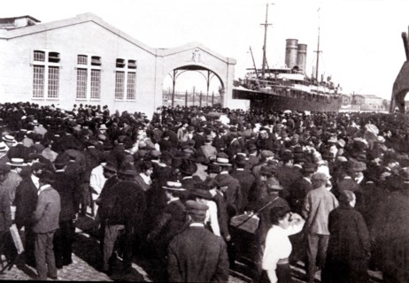 View of Buenos Aires dock during a landing of immigrants from Spain at the beginning of the century.