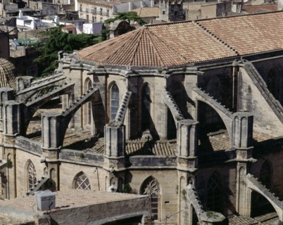 Apse of the Cathedral of Tortosa with buttresses and flying buttresses.