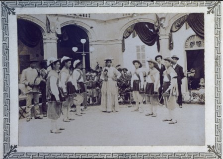 Els Cossiers de Manacor', 1897, the dancers dance in a circle that opens and closes around the ce?