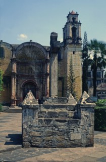 Forecourt of the Cathedral of Cuernavaca with the temple in background, its construction was orde?