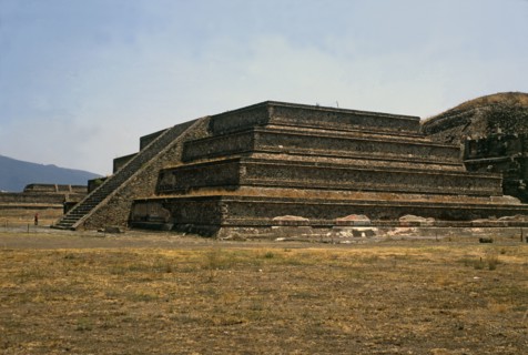 Teotihuacan, stepped pyramid finished on a platform that, when explored, the building of the Quet?