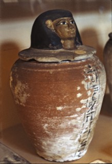 Canopic vase in clay.