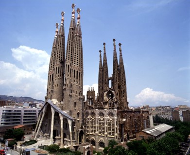 Sagrada Familia with the city in background, photo of 2000, by architect Antoni Gaudí i Cornet (1?