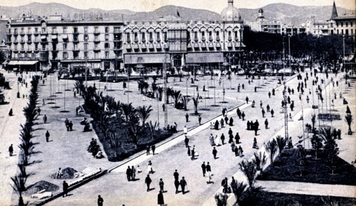 View of the Catalonia Square in Barcelona, ??at back the today disappeared hotel Colón, 1900.