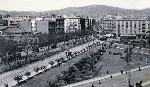 Catalonia square with the promenade that linked the Ramblas and the square, 1900.