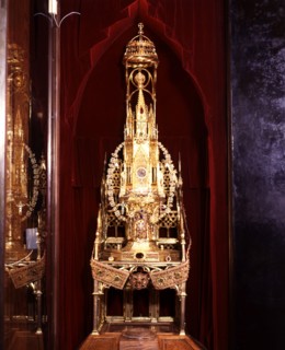 Custodia, chair and crown of King Martí l'Humà in the Barcelona Cathedral.