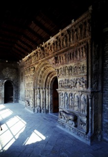 Façade shaped as a triumph arch, with Romanesque sculptures representing bible scenes, in the Mon?