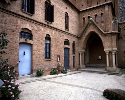Valldonzella Convent 1913-1919, detail of the entrance door to the convent.