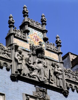 Frieze of the Breastfeeding Municipal Building in the Gran Via in Barcelona, ??1910, sculptures b?