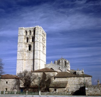 View of the Zamora Cathedral, built between 1151 and 1174, it should be noted the Romanesque bell?