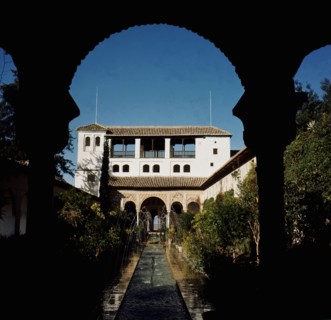 View of the courtyard of the ditch with the gardens and fountains of the Alhambra, at the bottom ?
