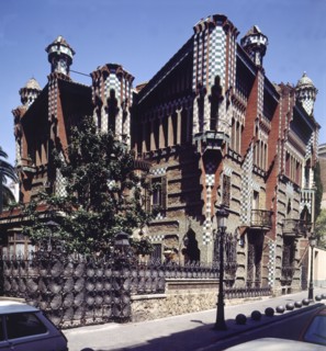 Exterior view of House Vicenç, by Antoni Gaudí.