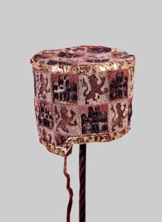 Hat of the Infante Don Fernando de la Cerda with the shield of Castile.