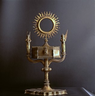Ostentorium pyx made in embossed and engraved gilded silver, from the Church of Santa Maria de Ll?