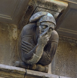 Façade of the Paeria of Cervera, anthropomorphic corbel of a personage with a Catalan cap coverin?