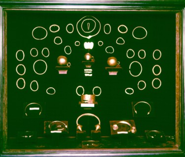 Display cabinet with the treasures of the Golada, Foxados and Caldas de Reyes, whose age ranges b?