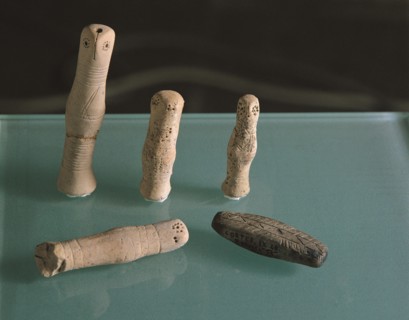 Clay figurines, with incised geometric decoration, cylindrical, head of bird (Cortes de Navarra).
