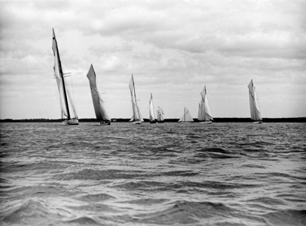 Start for the King's Cup yacht race, 1913. Creator: Kirk & Sons of Cowes.