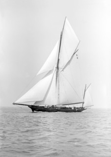 The yawl 'Wendur' sailing close-hauled, 1913. Creator: Kirk & Sons of Cowes.