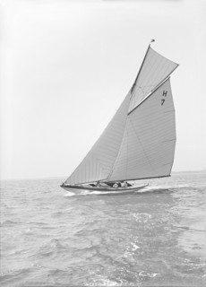 The 8 Metre 'Garraveen', sailing close-hauled, 1914. Creator: Kirk & Sons of Cowes.