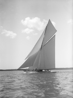 The 19-metre class 'Mariquita' sailing close-hauled, 1910. Creator: Kirk & Sons of Cowes.