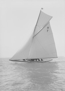 The 8 Metre 'Garraveen' (H7), sailing close-hauled, 1914 Creator: Kirk & Sons of Cowes.