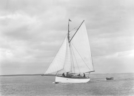 The gaff rig sailboat 'Bunty' close-hauled, 1921. Creator: Kirk & Sons of Cowes.