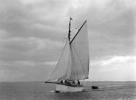 The gaff rig sailboat 'Bunty' close-hauled, 1921. Creator: Kirk & Sons of Cowes.