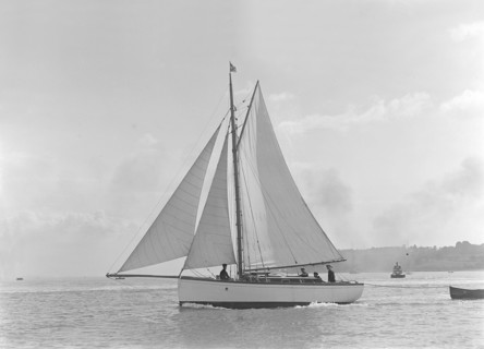 The gaff rig sailboat 'Bunty' close-hauled, 1921. Creator: Kirk & Sons of Cowes.