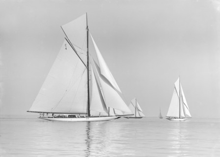 'Norada', 'Britannia' & 'Maudrey' sailing in gentle winds, 1913. Creator: Kirk & Sons of Cowes.