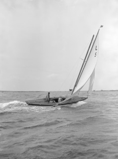 The 6 Metre 'Vanda' sailing broad reach, 1913. Creator: Kirk & Sons of Cowes.