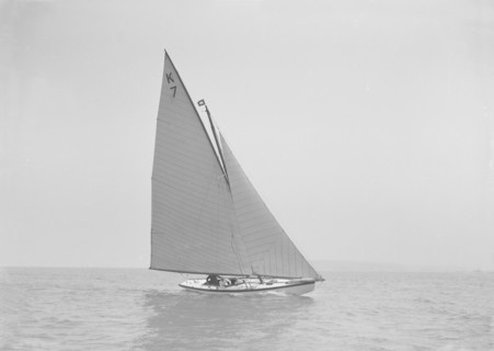 The 7 Metre class 'Ginevra' (K7), 1911. Creator: Kirk & Sons of Cowes.