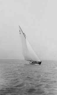 The 7 Metre sailing yacht 'Pinaster' (K8), 1913. Creator: Kirk & Sons of Cowes.