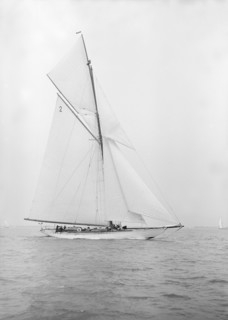 The 40-rater cutter 'Carina' sailing close-hauled, 1913. Creator: Kirk & Sons of Cowes.