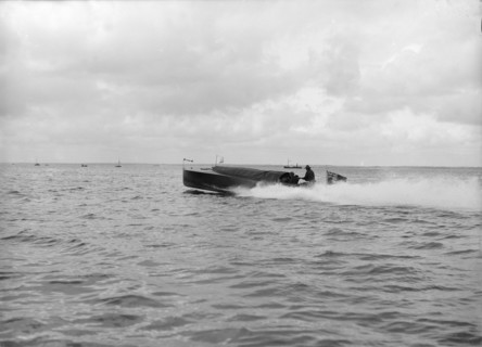 The hydroplane 'Izme', 1913. Creator: Kirk & Sons of Cowes.