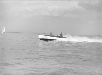 Planning motor boat 'Crusader', 1914. Creator: Kirk & Sons of Cowes.