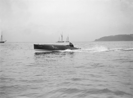 The hydroplane 'Vicuna III' underway, 1913.  Creator: Kirk & Sons of Cowes.